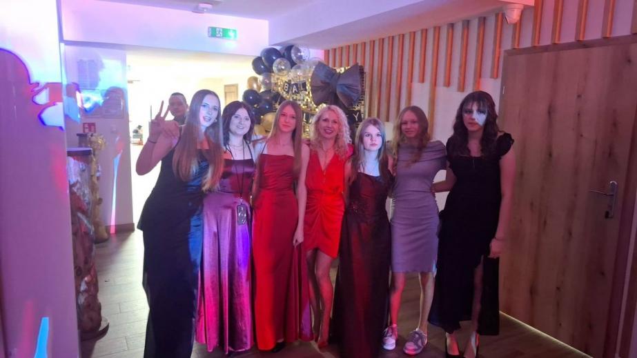 Integracja i wspólna zabawa – Gminny Bal Ósmoklasisty