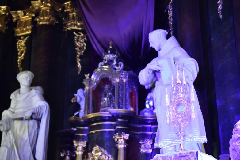 "Oto drzewo Krzyża, na którym zawisło zbawienie świata"