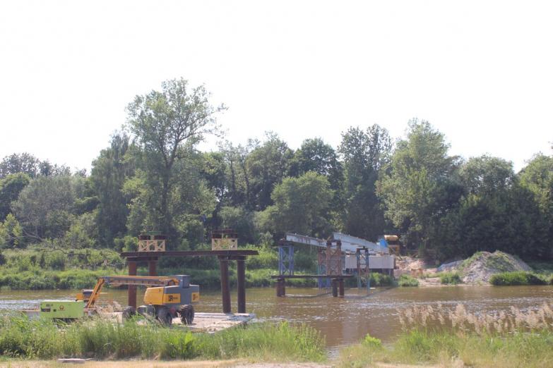 Kładka rośnie na naszych oczach. Prace nad przeprawą przez Bug idą zgodnie z planem