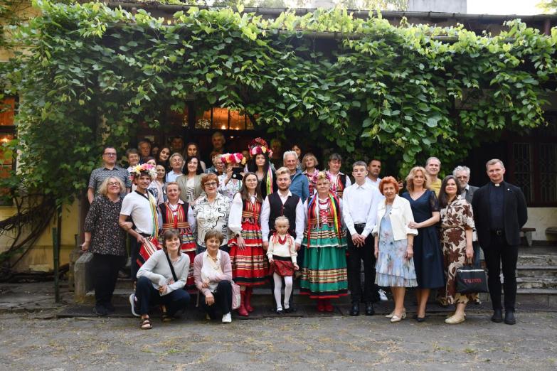 Milanów: Historie, które budują mosty