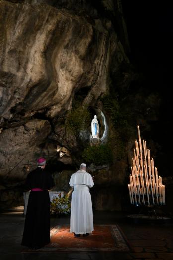 Leon XIV w Paryżu i Lourdes: Ogromne rzesze i modlitwa za Francję